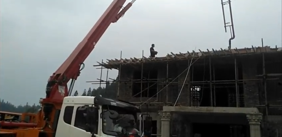 29米攪拌臂架泵車在湖南懷化進行樓面施工現場